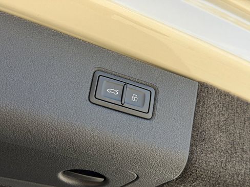 Used 2025 Bentley Bentayga image 47