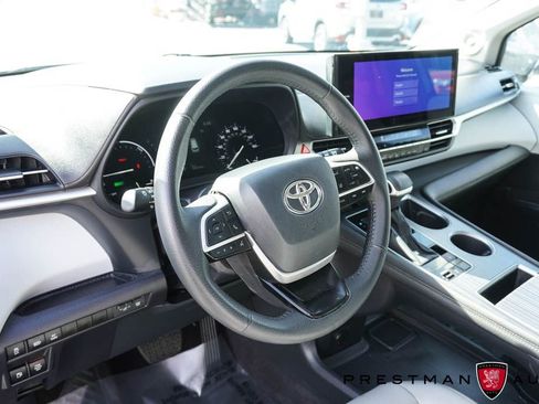 Used 2025 Toyota Sienna XLE w/ XLE Plus Package image 25