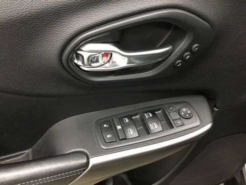 Used 2019 Jeep Cherokee Limited AWD/4WD image 9