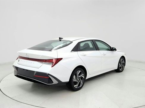 Used 2025 Hyundai Elantra SEL FWD image 5