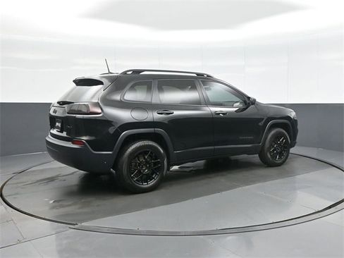 Used 2019 Jeep Cherokee Latitude w/ Cold Weather Group image 7