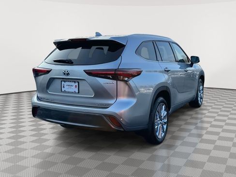 Used 2024 Toyota Highlander Limited image 7