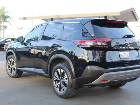 Used 2023 Nissan Rogue SV image 3