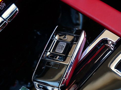 Used 2022 Rolls-Royce Cullinan w/ Cullinan Package image 31