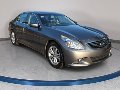 Used 2015 INFINITI Q40 w/ Navigation Package RWD image 3