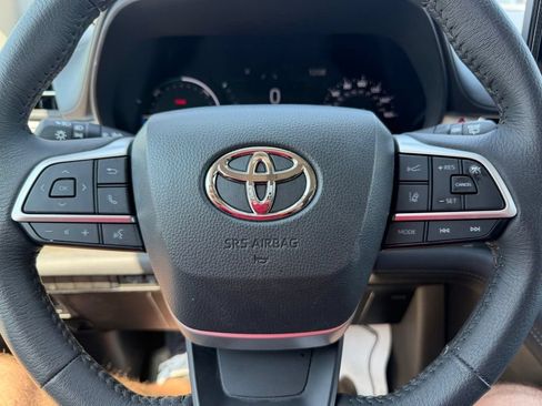 Used 2026 Toyota Sienna XLE FWD image 7