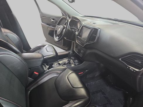 Used 2019 Jeep Cherokee Trailhawk w/ Cold Weather Group AWD/4WD image 11