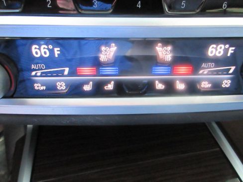 Used 2022 BMW 740i image 25