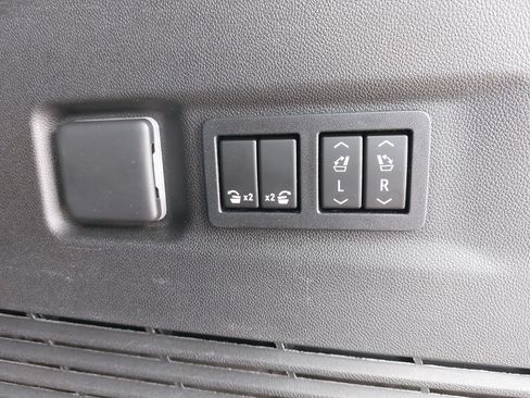 Used 2022 GMC Yukon XL AT4 AWD/4WD image 15