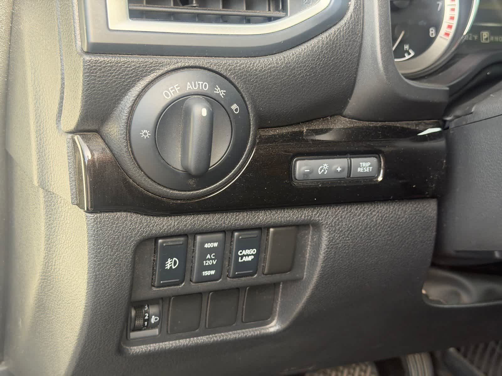 Used 2018 Nissan Titan SV w/ SV Convenience Package RWD image 12