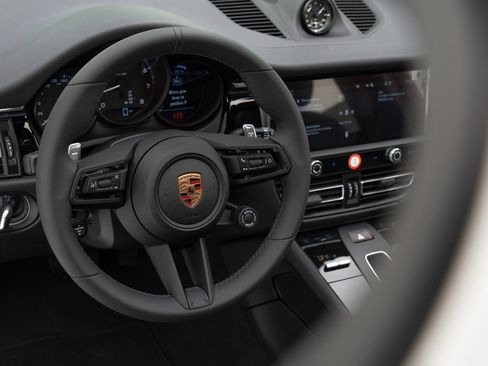 Certified 2025 Porsche Macan AWD/4WD image 20