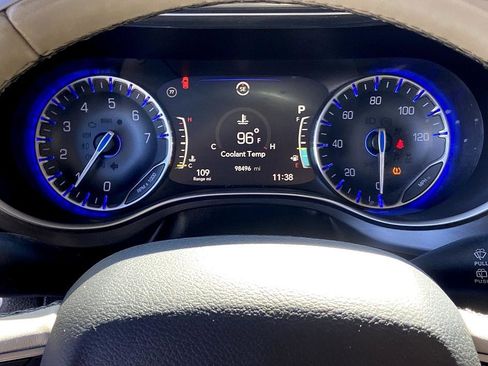 Used 2018 Chrysler Pacifica Limited image 14