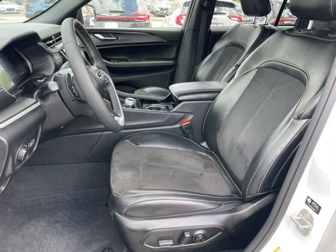 Used 2023 Jeep Grand Cherokee Altitude AWD/4WD image 6