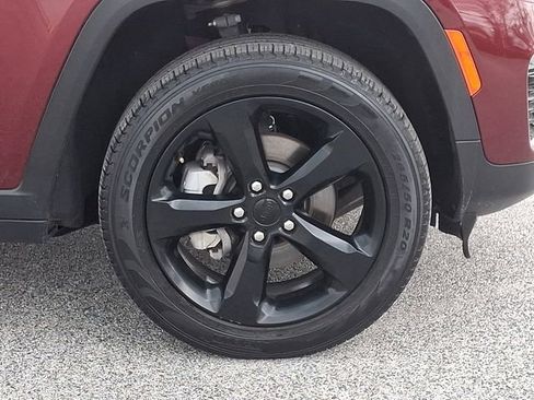 Used 2023 Jeep Grand Cherokee Limited w/ Black Appearance Package AWD/4WD image 11