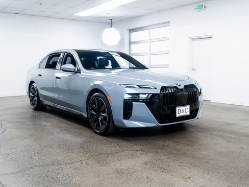 Used 2024 BMW 750e xDrive image 28