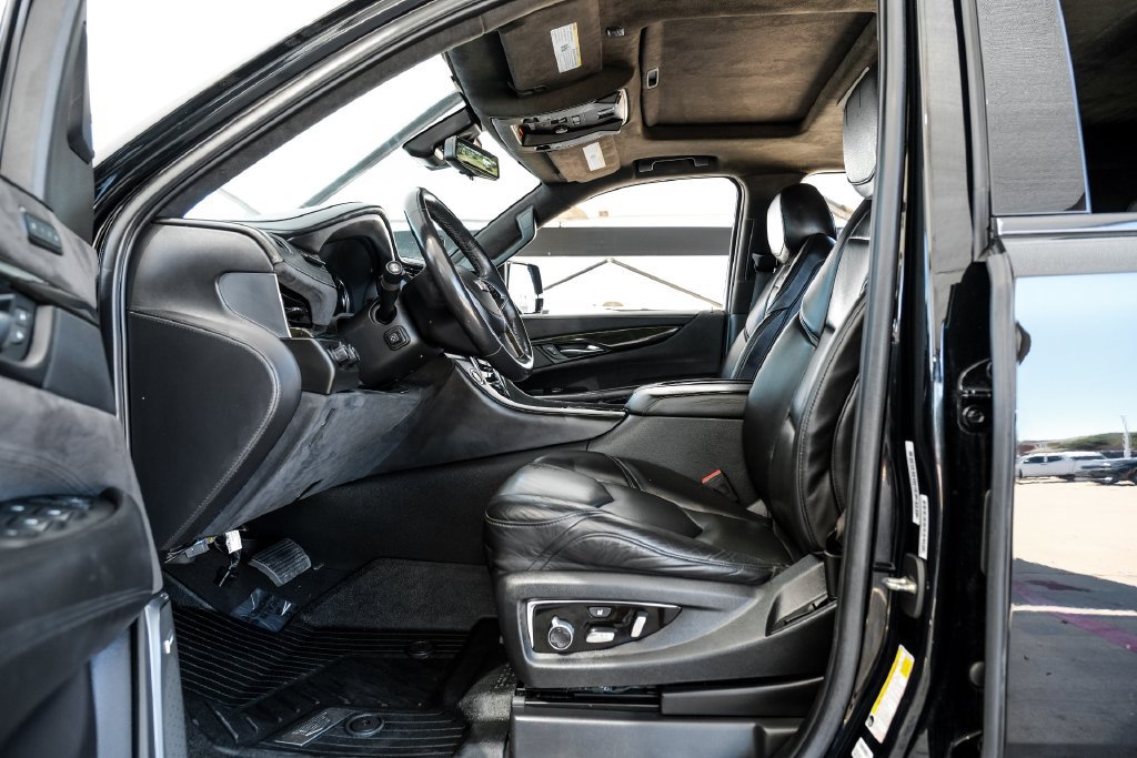 Used 2020 Cadillac Escalade Platinum AWD/4WD image 3