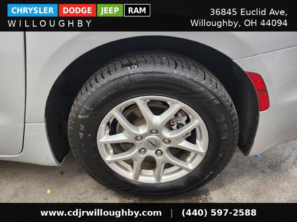 Used 2024 Chrysler Pacifica Touring-L FWD image 41