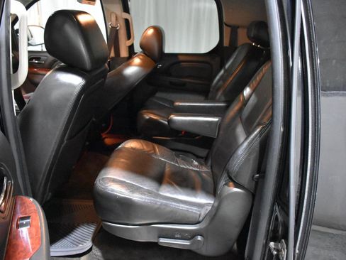 Used 2010 Cadillac Escalade ESV Premium AWD/4WD image 17