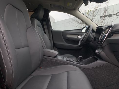 Used 2025 Volvo XC40 B5 Core image 35