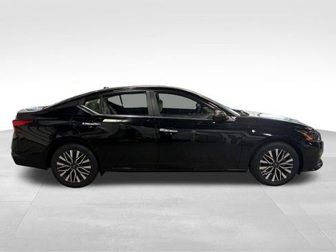 Used 2025 Nissan Altima 2.5 SV FWD image 4