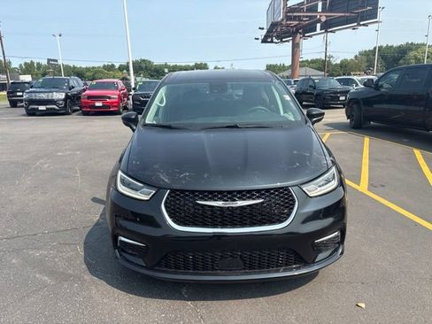 Used 2023 Chrysler Pacifica Touring-L FWD image 2