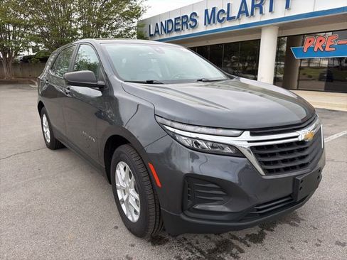 Used 2022 Chevrolet Equinox LS image 2