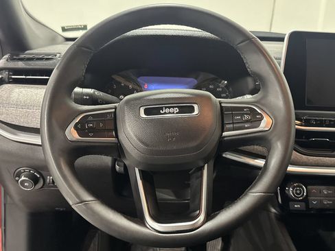 Used 2025 Jeep Compass Latitude w/ Sun & Sound Group AWD/4WD image 5
