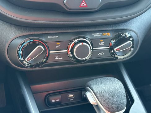 Used 2025 Kia Soul LX w/ LX Technology Package FWD image 16
