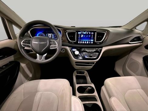 Used 2017 Chrysler Pacifica Touring w/ Tire & Wheel Group FWD image 14