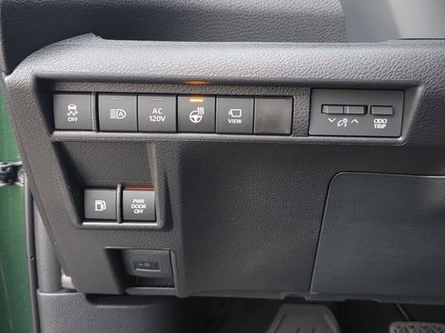 Used 2025 Toyota Sienna Platinum image 12