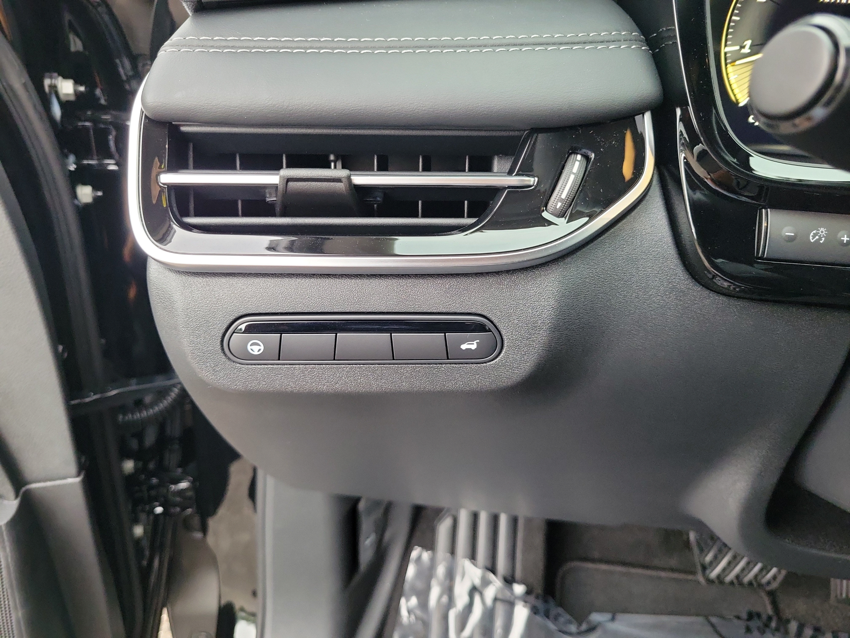 New 2027 INFINITI QX60 Luxe w/ Cargo Package FWD image 13