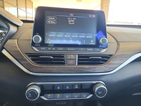 Used 2024 Nissan Altima 2.5 SV FWD image 17