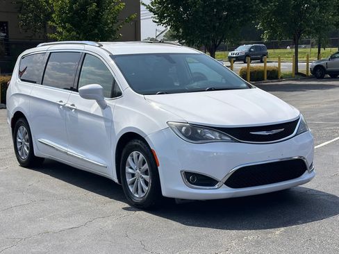 Used 2019 Chrysler Pacifica Touring-L FWD image 3