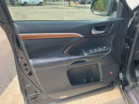 Used 2019 Toyota Highlander Limited Platinum AWD/4WD image 12