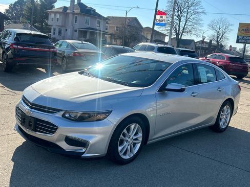 Used 2017 Chevrolet Malibu LT image 3