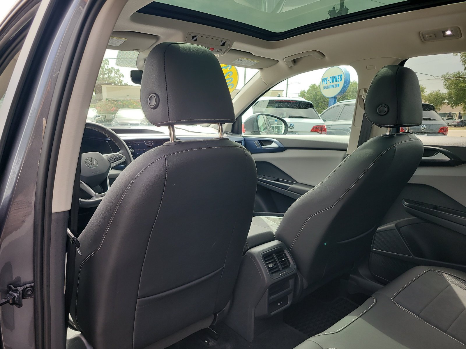 Used 2023 Volkswagen Taos SE w/ Panoramic Sunroof Package FWD image 10