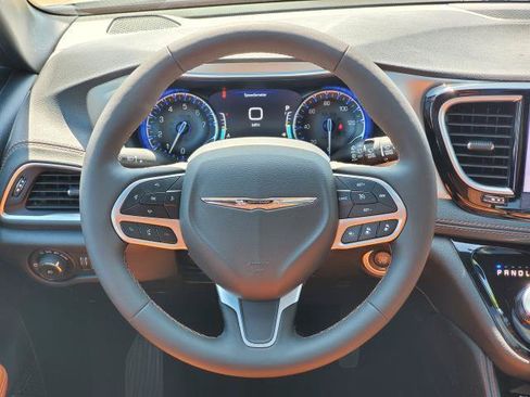 Used 2025 Chrysler Pacifica Pinnacle FWD image 26
