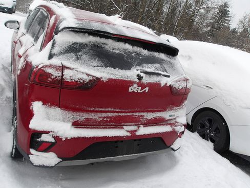 Used 2022 Kia Niro EX Premium image 2