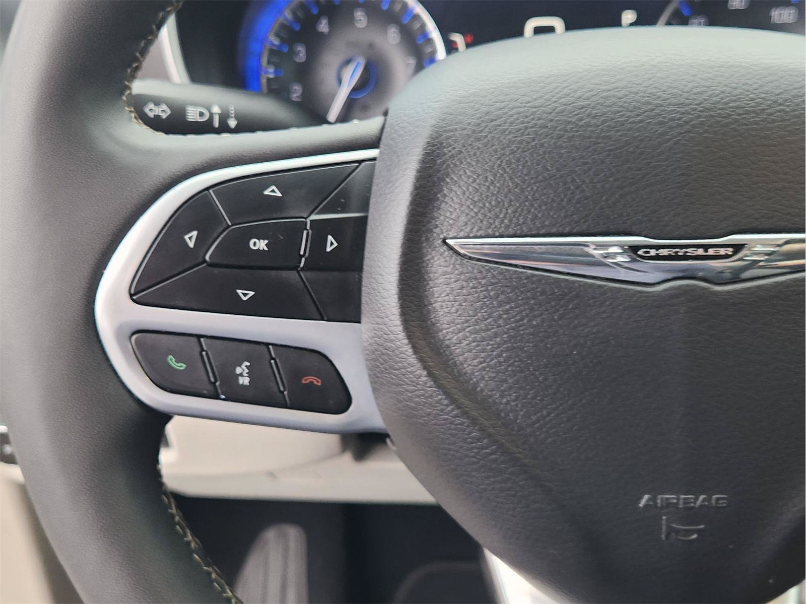Used 2024 Chrysler Pacifica Touring-L FWD image 28