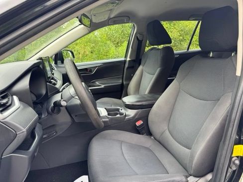 Used 2020 Toyota RAV4 LE AWD/4WD image 10