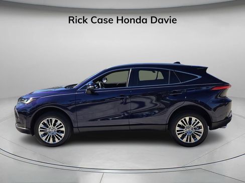 Used 2024 Toyota Venza XLE image 3