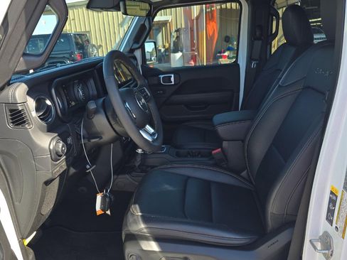 Used 2024 Jeep Wrangler Sahara w/ Technology Group image 7