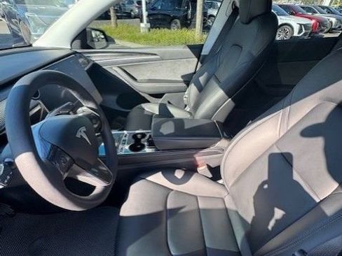 Used 2022 Tesla Model Y Long Range image 14
