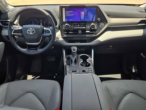 Used 2023 Toyota Highlander Limited FWD image 14