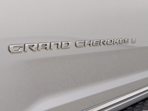 Used 2024 Jeep Grand Cherokee Summit w/ Adv Protech Group IV AWD/4WD image 27