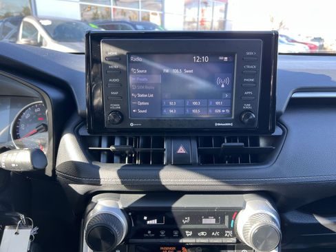 Used 2020 Toyota RAV4 LE image 17