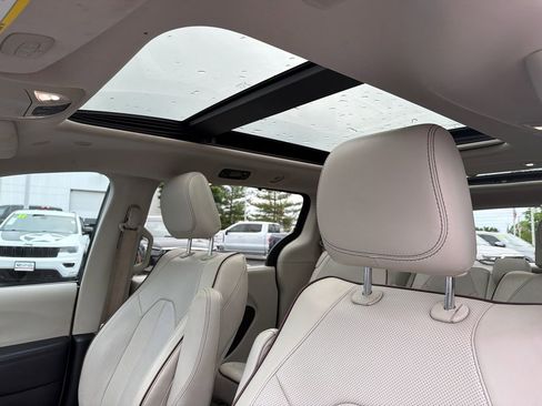 Used 2020 Chrysler Pacifica Limited FWD image 37