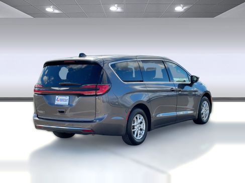 Used 2023 Chrysler Pacifica Touring-L image 9