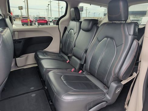 Used 2017 Chrysler Pacifica Touring-L image 17