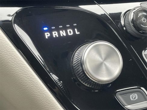 Used 2023 Chrysler Pacifica Touring-L image 27